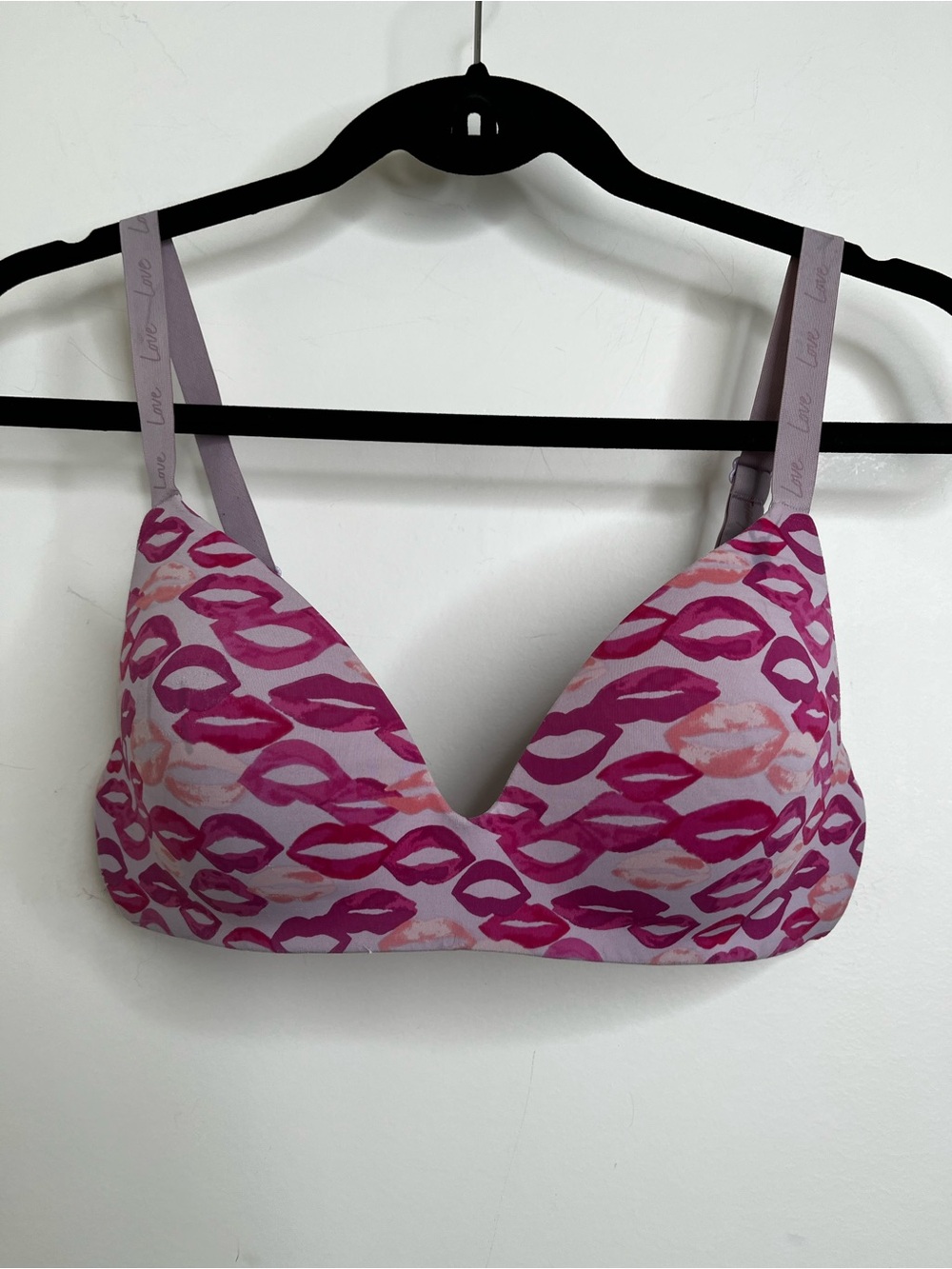 Victoria’s Secret T shirt Love Wireless Bra 34C Pink Lips Kiss Print Adjustable